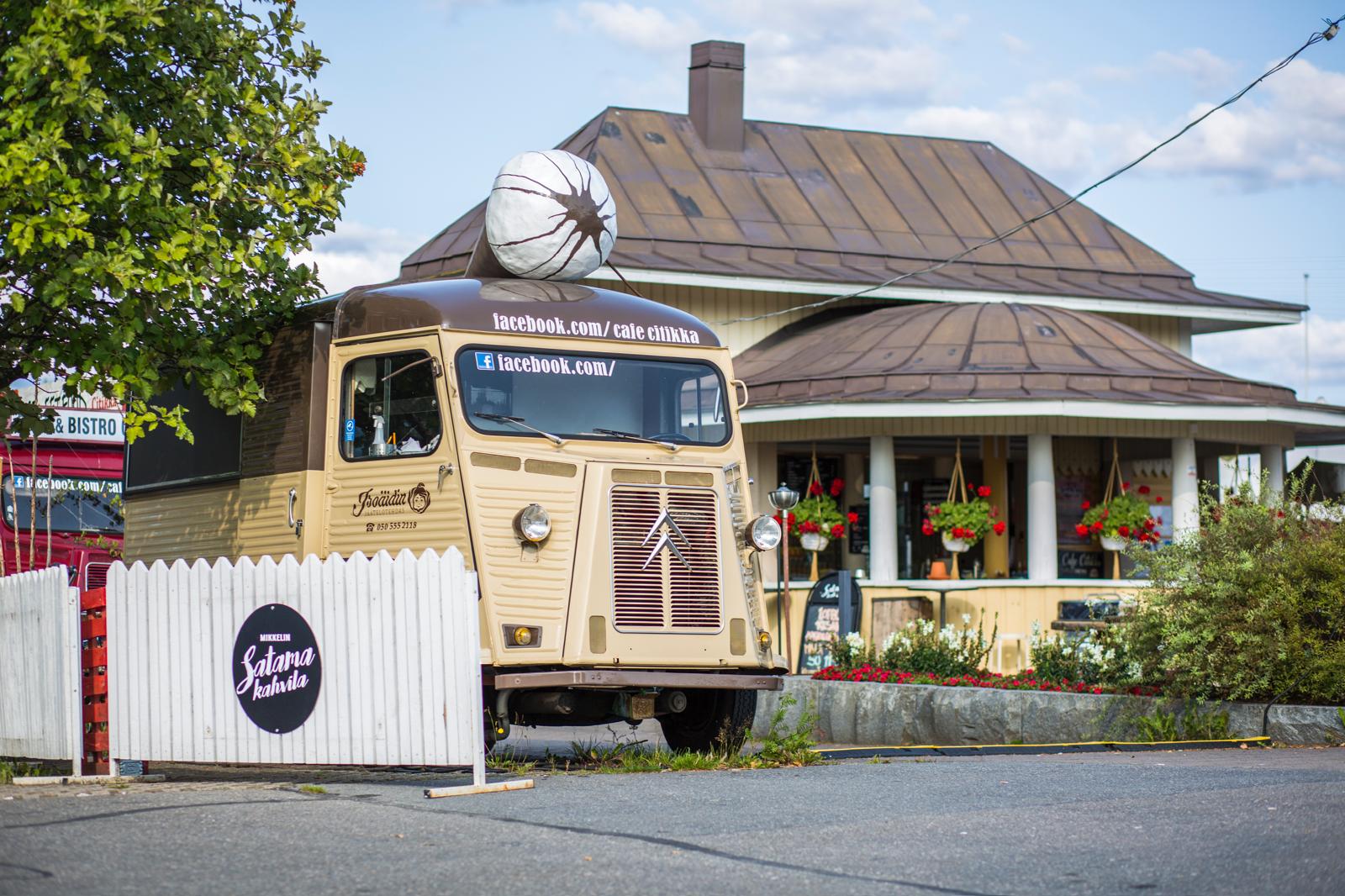 Citikan vaalea rekka kahvilan edessä