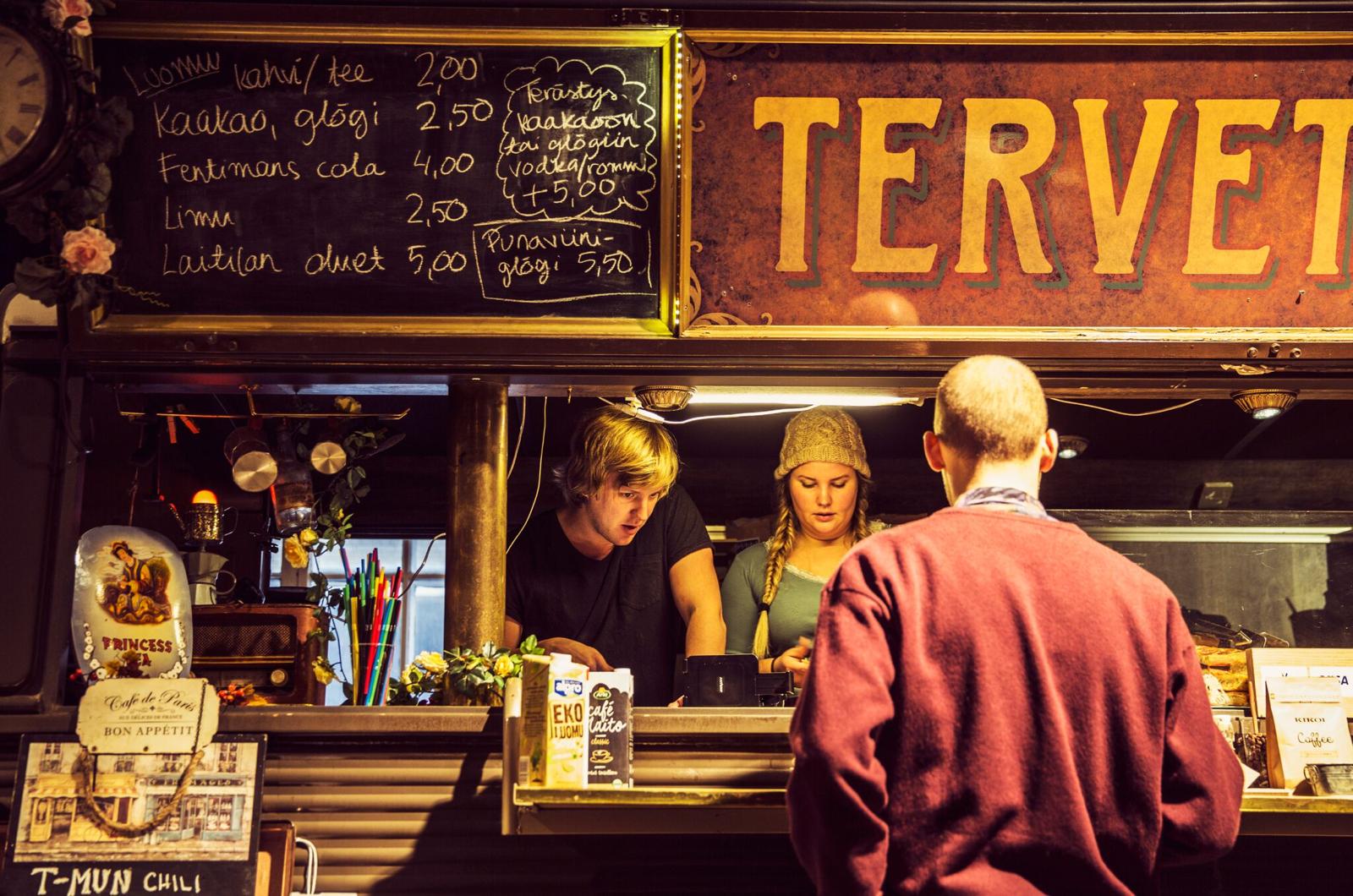 Citroënin etukulma ja valot iltavalaistuksessa