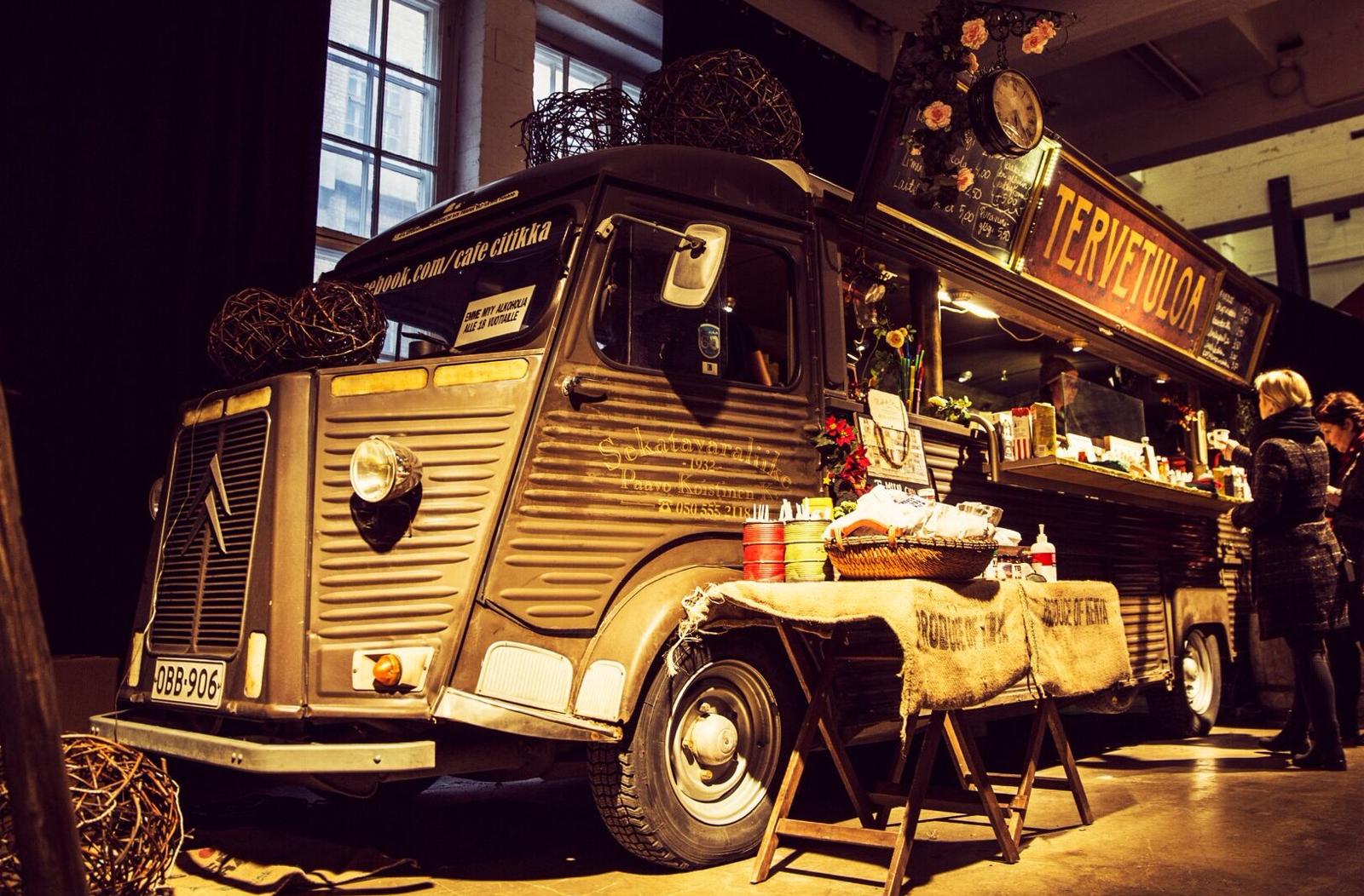 Sisätila, tiski ja tervetuloa-kyltti