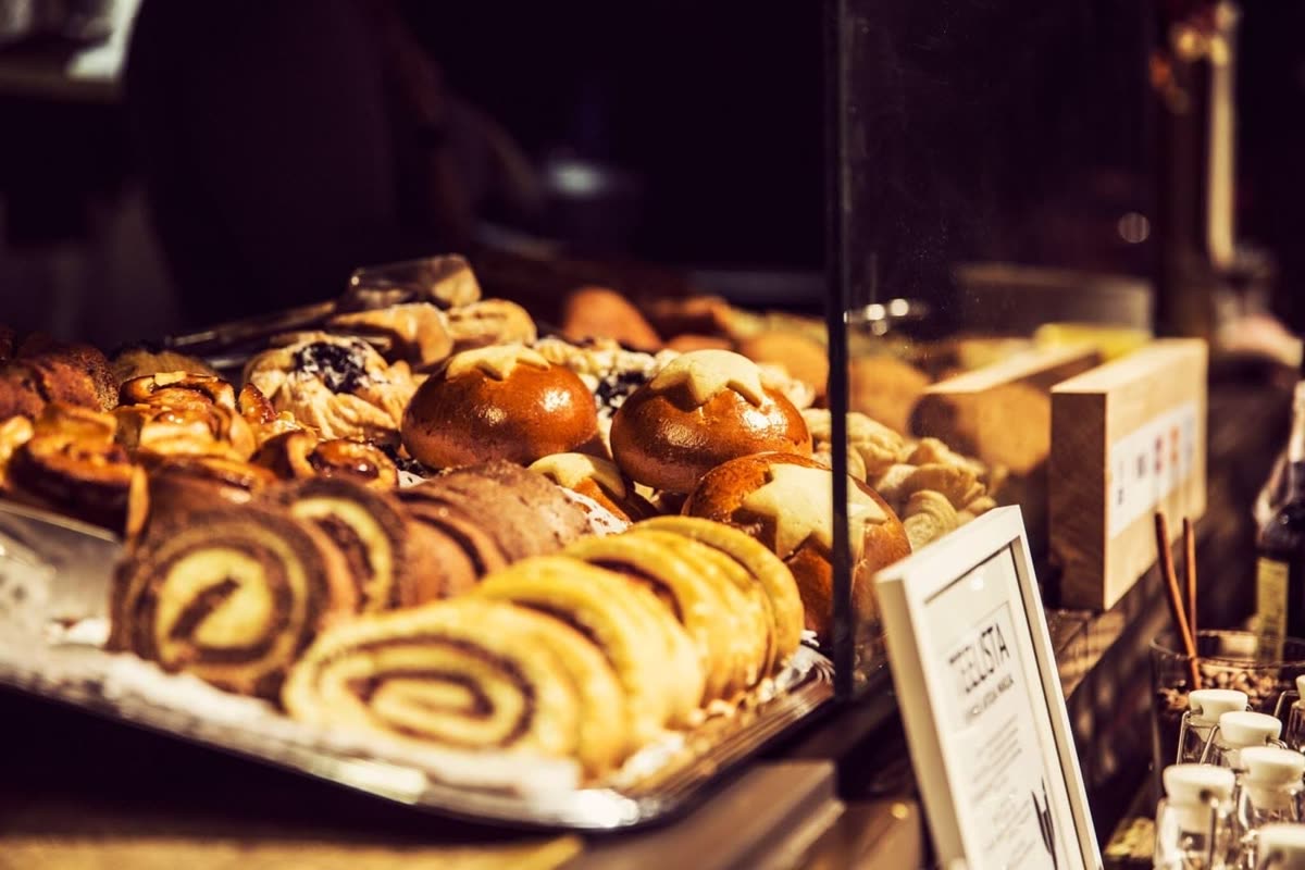 Leivonnaisia vitriinissä