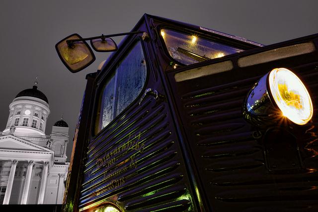 Punainen Citikka kukilla koristeltuna