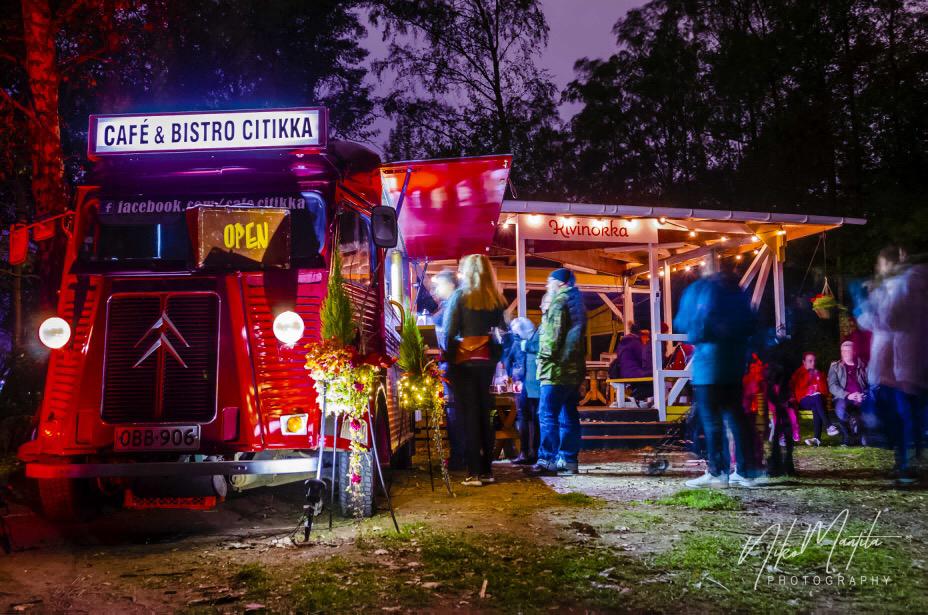 Punainen Citikka iltatapahtumassa valojen keskellä
